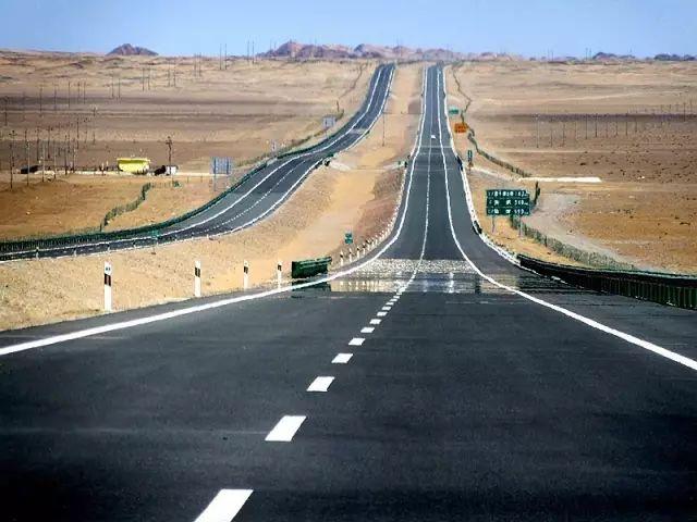的66号公路来源/中国交通报内蒙古境内有近500公里路段基本为无人区